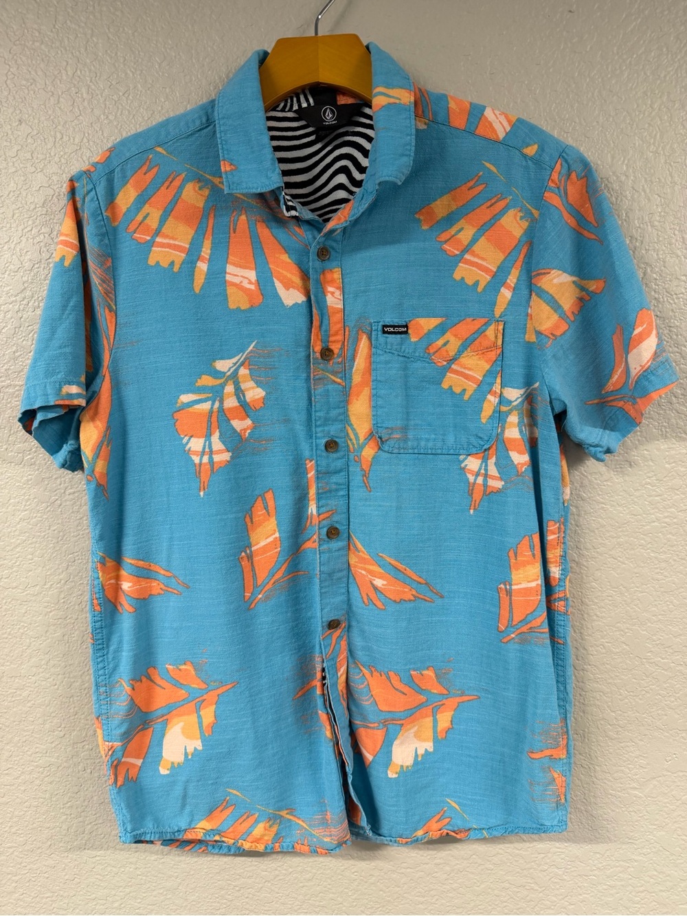 Volcom Men’s Turquoise Button-Up Shirt with Orange Leaf Print Size Small
